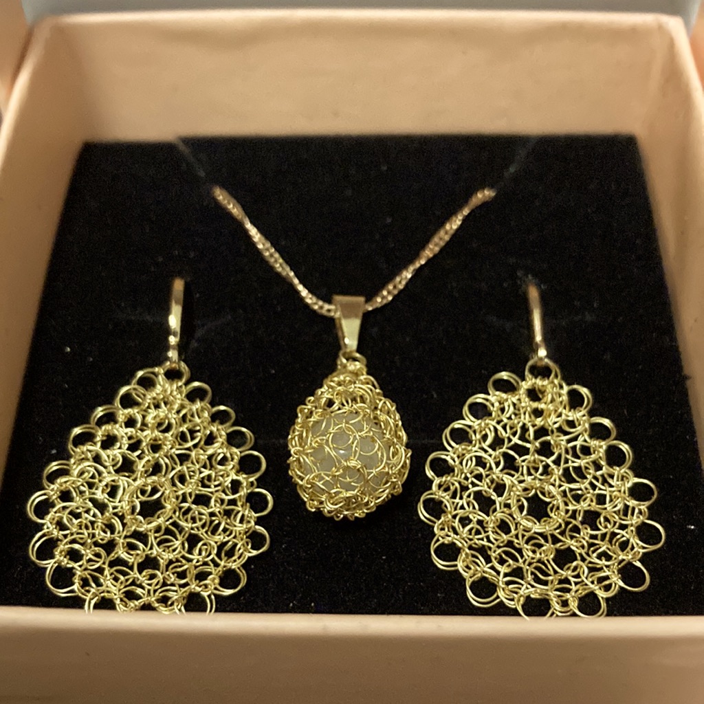 Gorgeous Crochet Gold Pendant And Earrings Set